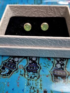 Bazel - Crystal Emerald Green Round Stud Earrings - Silver Setting